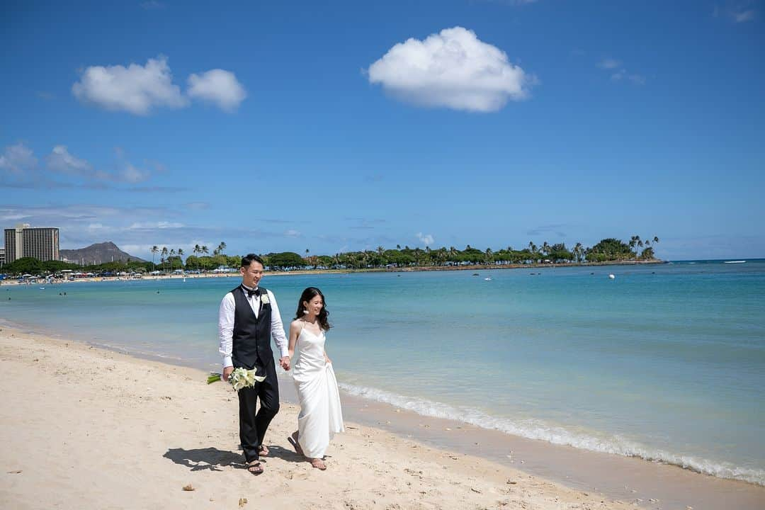 The Terrace By The Seaさんのインスタグラム写真 - (The Terrace By The SeaInstagram)「@the_terrace_by_the_sea Hawaii Wedding情報はこちら𓂃𓈒𓏸  ---------  ワイキキタウンからすぐ近く ダイヤモンドヘッドを臨むアラモアナビーチ𖤣𖥧𖥣𖡡𖥧𖤣  オアフの青い空と海をバックに ハワイウエディングらしいビーチフォトを𓍯  -------------------  = produce = モチーフ @motif_resort  = photo = Naoya @naoya_oshita  @betterhalf_hawaii  --------------------  ハワイのザ・テラス バイ・ザ・シーにて 挙式を検討されていらっしゃる方におすすめ✯  《2024年挙式限定　最大152,000 OFF！ 》  挙式に必要な基本挙式、ドレス＆タキシード、 新婦様ヘアメイク、アルバムがセットになったお得プラン ＋今ならお食事2名様分¥52,000相当プレゼント！  プロフィール欄のURLより、ウエディングの相談ご予約 が可能です。 小さい疑問や質問にもお答えいたしますので、お気軽に お問い合わせくださいませ🌺  ザ・テラス バイ・ザ・シーでは、健康と安全を最優先に 配慮し、安心してハワイでの時間を楽しんでいただいて おります𓆉  #テラスバイザシー #TheTerraceByTheSea #TAKAMIBRIDAL #タカミブライダル #MotifRESORT #テラス花嫁 #モチーフ花嫁 #リゾートウェディング #リゾート婚 #ハワイ挙式 #ロケーションフォト  #ビーチフォト」8月26日 21時07分 - the_terrace_by_the_sea