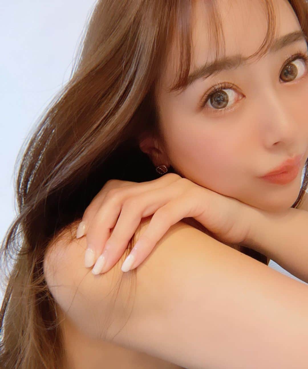 佐野友妃子さんのインスタグラム写真 - (佐野友妃子Instagram)「髪綺麗ってDMよくいただくので、私がやってるヘアケアをご紹介します！  みんなにいくら髪にかけてるんですか🥺って言われること多いんだけど、、、 何万円もするケアとかは一切してないよ！！😭  その代わり家でのシャンプーにはこだわってる！ 何万円もかけて色々試してやっとこれだ！っていうものに出会えた✨️✨  Cleo's beaute'🪽 ウッディな落ち着く香りが24時間ずっっっとするから毎日るんるんいい気分✨  サロンとか髪質改善とかに高いお金かけるなら、家で毎日美容院帰りみたいなクオリティのCleo's使ってほしい！ 私は1年以上これ使ってるけど、使い続ければ使い続けるほど良さを実感できるから1年は使って💖  私のストーリーハイライトからシャンプーとトリートメントのセットが3980円！（税込） 2回目以降もずっとお得になるよ！！ 一生使って髪を大事にしてほしいっていう、昔に髪に悩んだ開発者の思いが詰められたキャンペーンだからぜひみんな使ってみてほしい🫶🫶  #cleos　#髪質改善　#before　#after　#ヘアケア　#シャンプー　#トリートメント　#お得情報　#ad　#無添加」8月26日 20時59分 - yukikosano1111