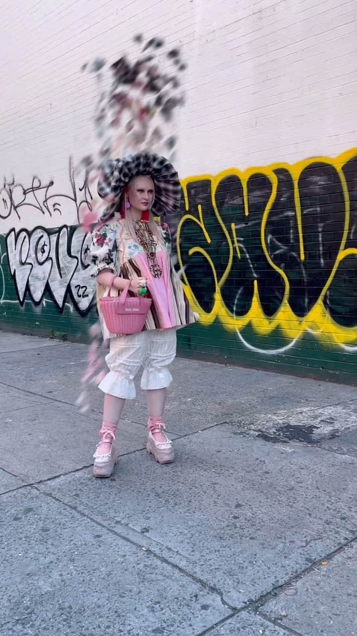 Lee Oliveiraのインスタグラム：「Embrace the Power of Pink! Street style’s astonishing standout shade 💕」