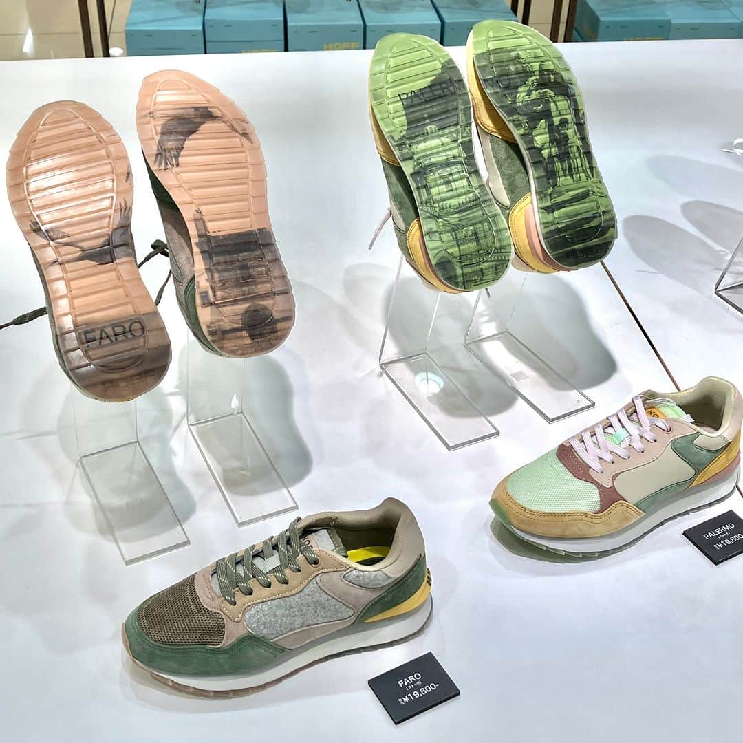 daimarusapporoさんのインスタグラム写真 - (daimarusapporoInstagram)「裏までかわいいスニーカー🥰🌈 2階 婦人靴売場で〈HOFF ホフ〉期間限定ショップを開催中！  初登場🎊 様々な素材を使ったデザインが魅力のスペインのシューズブランドです。  店頭に並ぶのは、カラフルなスニーカーと…… 左右で違うデザインの靴底😳！ 歩くときや座ったときにちらっと見えそうなデザインにときめきます🌷  スニーカーのアッパーも、異素材を組み合わせた他にはないスタイル。 洋服に合わせやすい絶妙な色の組み合わせが人気です😉  さらに、クッション性に優れたふわふわのインソールなど、機能性にもこだわりが。 細部までこだわりがつまった新感覚のスニーカー、ぜひ店頭でご覧ください！  ※9/5(火)まで  #大丸札幌 #HOFF #ホフ #スニーカー #スニーカーコーデ #スニーカー好き #カジュアルコーデ #アウトドアコーデ #シンプルコーデ #カラフルスニーカー #黒スニーカー」8月26日 21時00分 - daimarusapporo