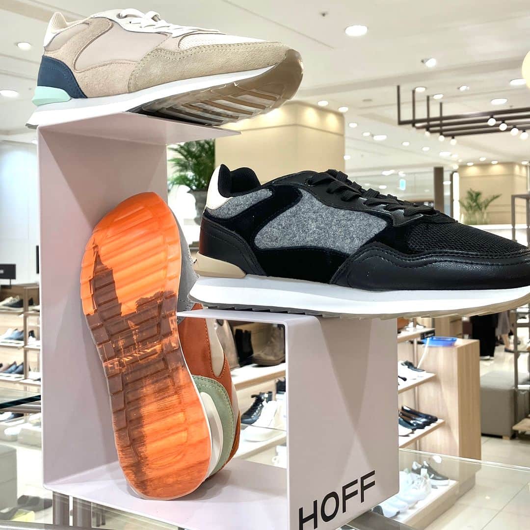 daimarusapporoさんのインスタグラム写真 - (daimarusapporoInstagram)「裏までかわいいスニーカー🥰🌈 2階 婦人靴売場で〈HOFF ホフ〉期間限定ショップを開催中！  初登場🎊 様々な素材を使ったデザインが魅力のスペインのシューズブランドです。  店頭に並ぶのは、カラフルなスニーカーと…… 左右で違うデザインの靴底😳！ 歩くときや座ったときにちらっと見えそうなデザインにときめきます🌷  スニーカーのアッパーも、異素材を組み合わせた他にはないスタイル。 洋服に合わせやすい絶妙な色の組み合わせが人気です😉  さらに、クッション性に優れたふわふわのインソールなど、機能性にもこだわりが。 細部までこだわりがつまった新感覚のスニーカー、ぜひ店頭でご覧ください！  ※9/5(火)まで  #大丸札幌 #HOFF #ホフ #スニーカー #スニーカーコーデ #スニーカー好き #カジュアルコーデ #アウトドアコーデ #シンプルコーデ #カラフルスニーカー #黒スニーカー」8月26日 21時00分 - daimarusapporo