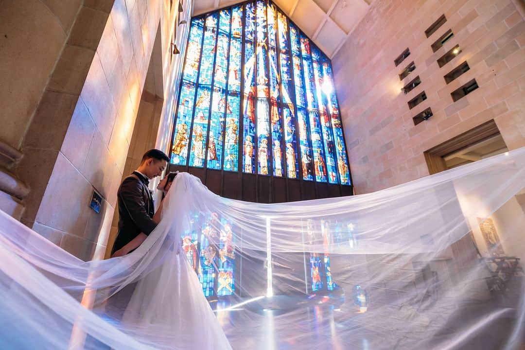 ファーストウエディング公式 ハワイウエディングのインスタグラム：「. ≪Hawaii/セントアンドリュース大聖堂≫ いよいよ2年越しの結婚式です🥰 St.Andrew's Cathedral  ▽Special Thanks… photo　@katabirayuta make　 @hawaiihairmake_aki  ＝＝＝＝＝＝＝＝＝＝＝＝＝＝＝＝＝＝＝＝＝＝ ■会場詳細・コーディネーターブログ・各種キャンペー ン 　資料請求、ご来店、オンライン相談は 　プロフィール欄のLinkよりご覧ください！ ＝＝＝＝＝＝＝＝＝＝＝＝＝＝＝＝＝＝＝＝＝＝  #FIRSTWEDDING #ファーストウエディング #リゾートウェディング #リゾート婚 #ハワイ挙式 #リゾート挙式 #セントアンドリュース大聖堂 #セントアンドリュース教会 #リゾ花 #家族婚 #2023秋婚 #2023冬婚 #2024春婚 #2024夏婚 #2024秋婚 #プレ花嫁 #プレ花嫁さんと繋がりたい #ハワイ旅行 #ハワイ好きな人と繋がりたい #ハワイ観光 #hawaii #hawaiitrip #hawaiiwedding #wedding #weddingphotography #bouquet #ハワイウエディング #ハワイウェディングフォト  #ステンドグラス」