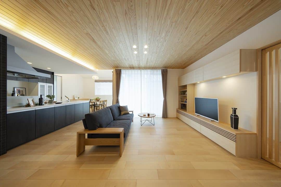 エーシン 福井 工務店 新築 注文住宅のインスタグラム：「木のぬくもりを感じる板張り天井のリビング  キッチンの天井部分には間接照明を施し、 より落ち着く空間に  ------------------------------------------ その他の実例はこちら☞( @eshin_fukui ) ------------------------------------------  #福井 #福井工務店 #エーシンホーム #エーシン #土地探し #マイホーム #新築 #注文住宅 #福井家づくり #福井県 #福井市 #鯖江市 #越前市 #大野市 #勝山市 #敦賀市 #あわら市 #坂井市 #リビング #木の温もり #木の家 #板張り天井 #間接照明」