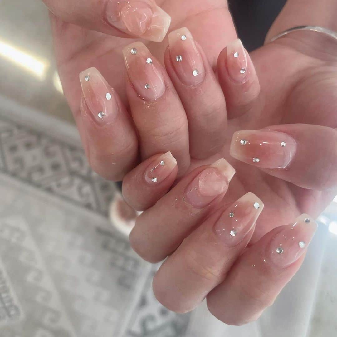 木下ひなこのインスタグラム：「New nail💅  ハンドは チークネイルにストーンとちゅるんハートを🫶 フットは ホワイトベースにゴールドミラー👏  今回もとってもお気に入り💕  @chipieee_nail_mika さん @chipieee_nail_moeka さん ありがとうございます🥹🤝  ((3枚目のほっぺのニキビずっと治らない😇  #ネイル#ネイルデザイン#チークネイル#ワンホンネイル#ホワイトネイル#シンプルネイル」