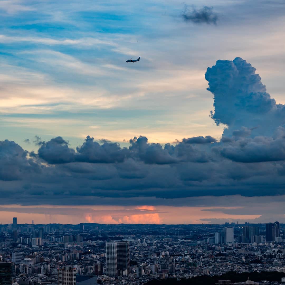 Tokyo City View 六本木ヒルズ展望台のインスタグラム：「まるで複数の写真を合成したような、自然がつくり出した奇跡の瞬間！ スカイデッキは都心にありながら、雄大な自然も感じられる場所です。都会の街並みとともにお楽しみください。 ※雨天、荒天、雷雲発生時はクローズ  🚢⚓🐳 「Summer Sky Deck 2023 ～海風感じるスカイデッキで夕涼み～」開催中！ 期間：7/14（金）～ 8/31（木） https://tcv.roppongihills.com/jp/exhibitions/summer2023/  撮影：荒谷良一  #六本木ヒルズ展望台 #スカイデッキ #東京シティビュー #不思議な空 #夕景 #展望台 #絶景 #景色 #荒谷良一 #RoppongiHillsObservation #skydeck #TokyoCityView #SummerSkyDeck2023 #TCV #Tokyo #japantravel #tokyo #roppongi #RyoichiAratani #travelgram #japantrip #japan_daytime_view #japan_of_insta #bestjapanpics #tokyomuseum #artoftheday」