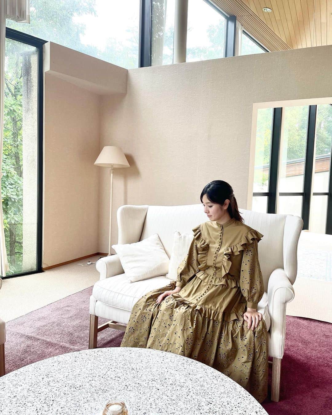 逢月あかりのインスタグラム：「家族で夏休み旅行☺️  @adelly.tokyo  のワンピースでお出かけ👗  #adellydress のタグ付けキャンペーンをやっているそうです💓  ぜひチェックしてみてください✨  #adelly#ワンピースコーデ  #お出かけコーデ #刺繍ドレス #アデリー#プレゼントキャンペーン」