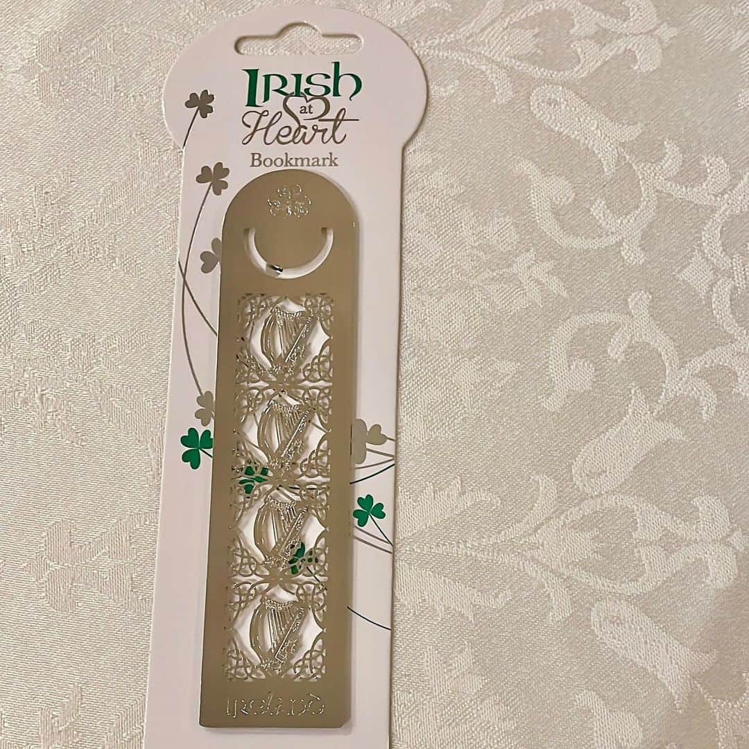 松岡みやびさんのインスタグラム写真 - (松岡みやびInstagram)「#アイルランド  The harp cookie box and harp bookmark from Irland🇮🇪  オキャロラン国際コンクールで優勝した🏆  ミヤビメソード門下生の莉愛ちゃんとお母様に、  アイルランドのお土産をいただきました✨✨ @suzan716217   ハープ奏者のクッキー🍪缶  はじめて見ました！！！  さすが！アイリッシュハープの本場ですね♪  アイルランドに行くとびっくりするくらい街中にハープのマークや絵があふれていて、硬貨の裏もハープ、国章もハープでハープだらけの街だそうです☺️  素朴でどの季節も緑が多くて美しい国🌿 直通便できたら行ってみたいです✈️  ハープのブックマークもありがとうございます🔖  お教室に大切に飾らせていただきます💚」8月26日 21時02分 - miyabi_matsuoka