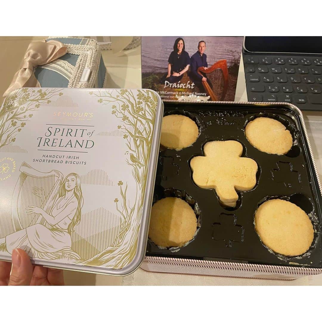 松岡みやびさんのインスタグラム写真 - (松岡みやびInstagram)「#アイルランド  The harp cookie box and harp bookmark from Irland🇮🇪  オキャロラン国際コンクールで優勝した🏆  ミヤビメソード門下生の莉愛ちゃんとお母様に、  アイルランドのお土産をいただきました✨✨ @suzan716217   ハープ奏者のクッキー🍪缶  はじめて見ました！！！  さすが！アイリッシュハープの本場ですね♪  アイルランドに行くとびっくりするくらい街中にハープのマークや絵があふれていて、硬貨の裏もハープ、国章もハープでハープだらけの街だそうです☺️  素朴でどの季節も緑が多くて美しい国🌿 直通便できたら行ってみたいです✈️  ハープのブックマークもありがとうございます🔖  お教室に大切に飾らせていただきます💚」8月26日 21時02分 - miyabi_matsuoka