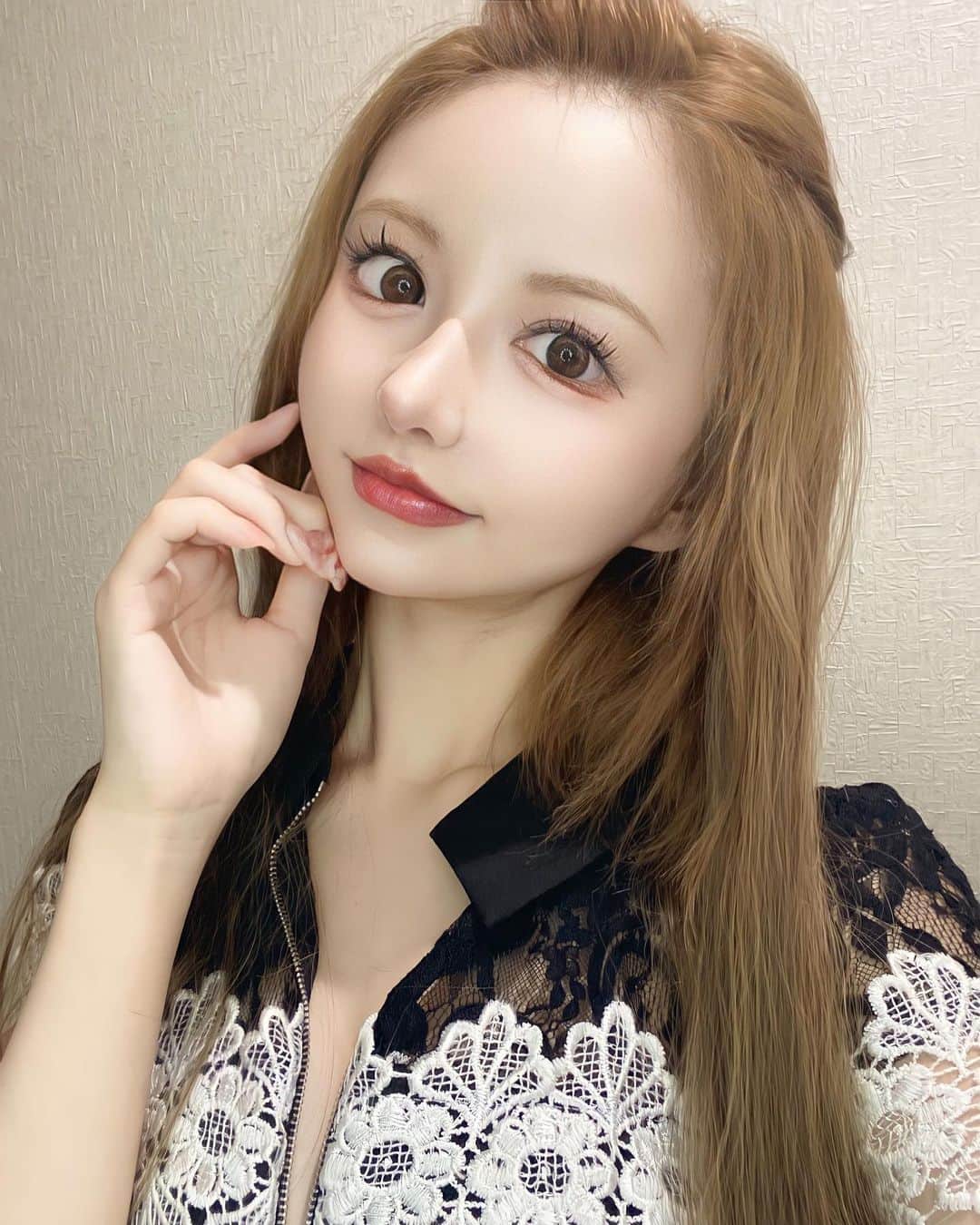 のインスタグラム：「⁡ ⁡ 昨日は珍しくデコ出ししてみた🤭 (時間なくて前髪セットできなかった泣) ⁡ ⁡ 今月も残り1週間きっちゃったな〜 ⁡ 良い事も悪い事もいろいろあってあっとゆう間だな〜🤔 ⁡ 8月後半は猛烈な暑さもあってか、だらけてしまった〜😖💦 来月はあまりお店出勤できないけど、後半はけっこう出るつもりなのでまたがんばろっと✌🏻 ⁡ 来週は月〜土まで全部出勤するので、会いに来てくれると嬉しいです(*´`*)💞 ⁡ でわでは今夜もよろしくお願いします〜！！ ⁡ ⁡ ⁡ ⁡ ⁡ ⁡ ⁡ ⁡ ⁡ ⁡ ⁡ ⁡ #バルセロナグループ #Fillia #フィリア #札幌 #すすきの #ススキノ #キャバクラ #キャバ嬢 #キャバクラ嬢 #ニュークラブ #ニュークラ #ニュークラ嬢 #キャバ #ラウンジ #ガールズバー #すすきのキャバクラ #すすきのキャバ嬢 #すすきのグルメ #札幌旅行 #北海道旅行 #美人 #美女 #可愛い #可愛い女の子 #銀座 #六本木 #北新地 #錦 #中州 #いいね返し」
