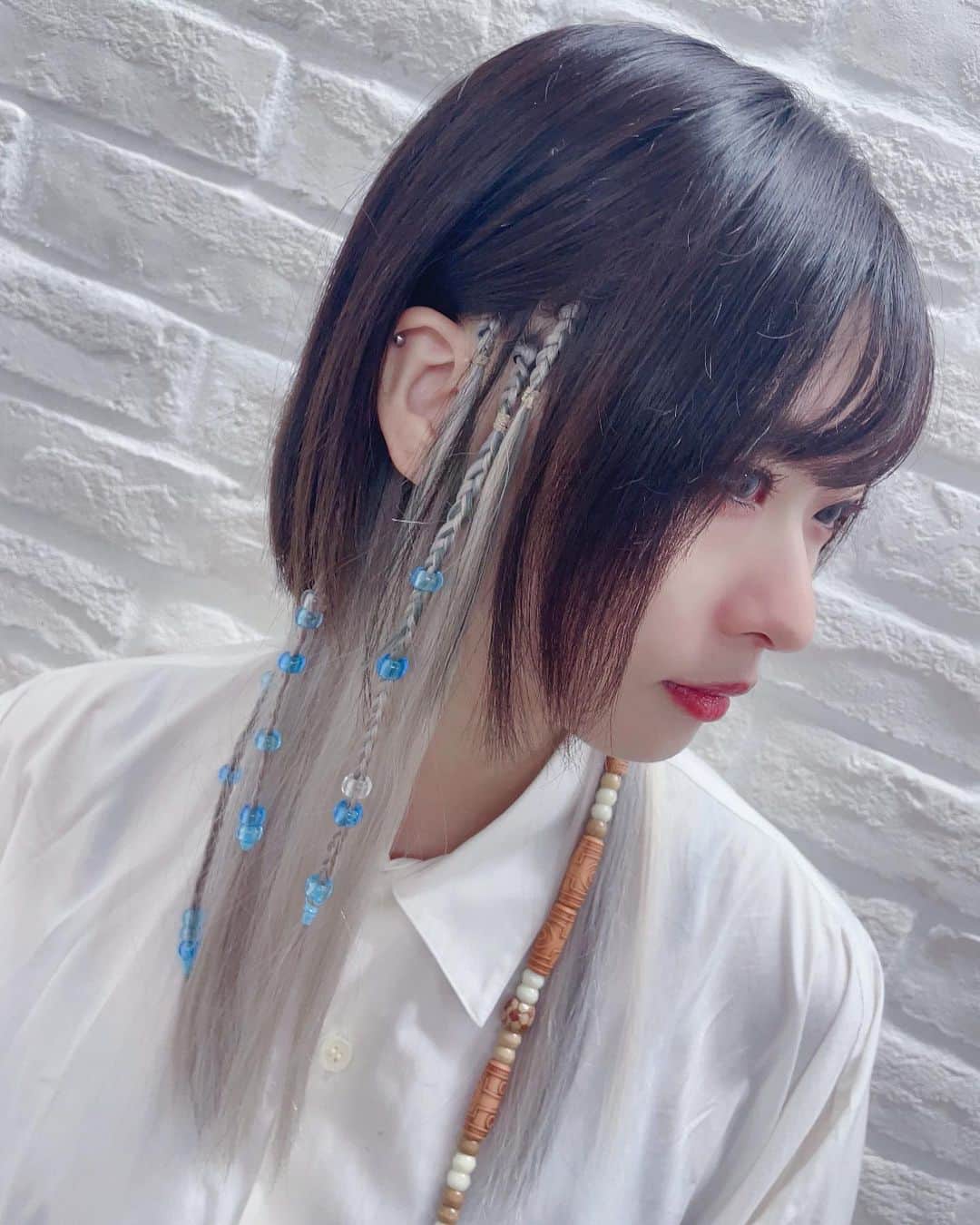 松田彩希のインスタグラム：「今日の髪型 めちゃくちゃかわいいんです やりたい放題あそんでもらいました！ 編み師は大好きなゆみ姉 @braidartist_yummy   イベントの後、若干またいじってもらったので 少しの期間ですがエクステ付けてのウキウキ生活スタート！  #エクステ #コーンロウ #編み込み #ポイントブレイズ」