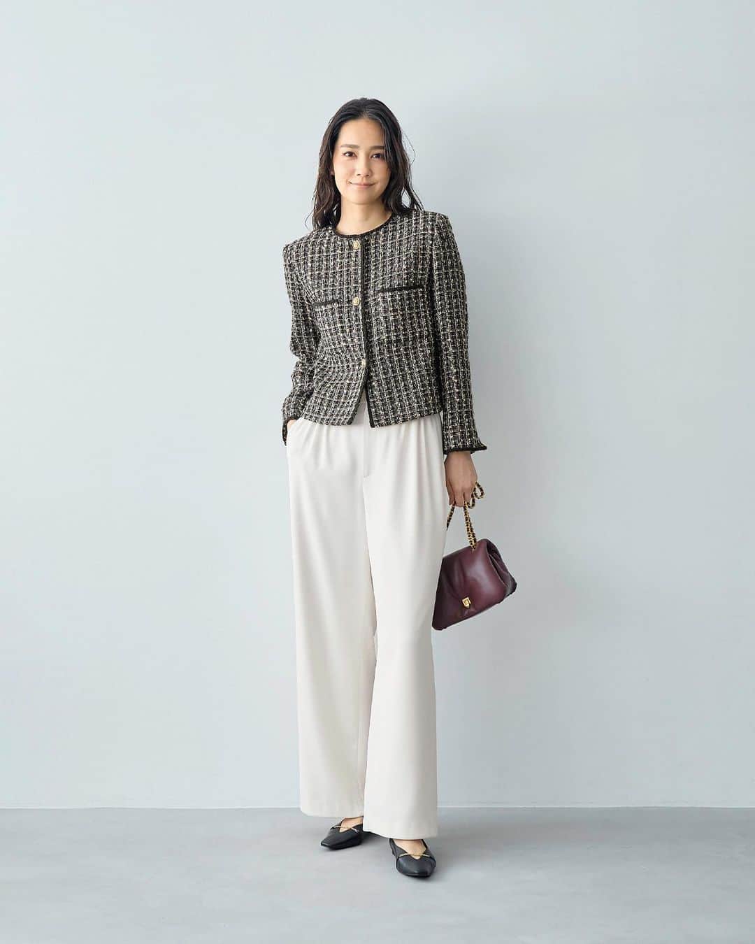ロペのインスタグラム：「【AUTUMN LOOK Vol.2】 ⁡ Poetic Elegance- 映画の物語はポエティックなシーンへ。 ⁡ エレガントな装いをクラスアップするジャケットコレクション。 クラシカルなブレザーをはじめ、メンズライクなジャケットには女性らしいディテールをプラス。 ポエティックな秋はエレガントなジャケットをプラスオンして。 ⁡ J'aDoRe JUN ONLINEでご購入いただけます。 ⁡ ⁡ ⁡ @rope_jp @jadorejunonline #look #ジャケット #紺ブレ #ツイード #秋コーデ #秋カラー #ロペ #ROPÉ #ropejp」