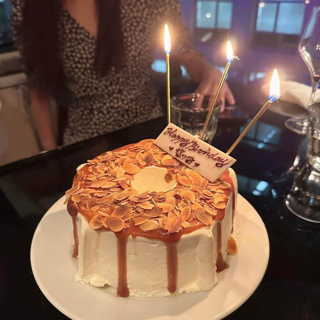 飯泉吏南さんのインスタグラム写真 - (飯泉吏南Instagram)「. . 友達の誕生日お祝いで出してもらった バースデーケーキとかプレートたち🎂🤍 . どれも全部可愛い〜🤤 . . ちなみに私は今日で産まれて ぴったり10000日目らしい🫠 . . #birthday #birthdaycake #birthdayplate」8月26日 21時15分 - pocha_rina