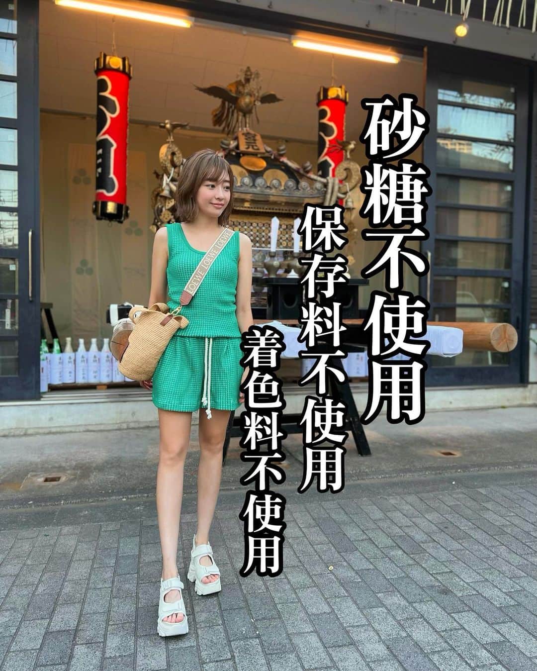 ゆなゆあのインスタグラム：「【砂糖不使用∕保存料不使用∕着色料不使用】   ﹨砂糖不使用！甘〜い言葉の罠！表と裏と舌活∕  砂糖不使用！糖質オフ！糖類ゼロ！ などの甘〜い言葉たっぷりの 表面パッケージを見て皆さんは安心しますか？  保存料・着色料不使用なのに凄く日持ちするな〜？  色がいつまでも…やけに…綺麗だな〜？  糖類ゼロなのになんでこんなに甘いの〜？  などなど文字と現実のギャップに 疑問を抱いた事も少なく無いのではないでしょうか ‎◌𓈒𓐍  「砂糖不使用」「着色料不使用」と表面に 大きく表示された商品の裏側を覗けば案の定、  アセスルファムK、アスパルテーム（人工甘味料）」や 「コチニール色素（着色料）」などの カタカナの羅列を目にする事が多い。  例えば「保存料は使用しておりません」 の表示の続きはこうです。  「だから、別の添加物を複合的に組み合わせて使用しています。」  添加物には使用できる量、方法、食べ物などの 基準が法律で定められているものと、  どんな食べ物にでも、どれくらいの量でも使用可能な、 基準が定められていないものがあります。  「合成着色料は使用しておりません」の表示。  これも保存料の場合と同じで 他の添加物が使用されています。  たまに天然由来の着色料が使われていて 「合成着色料不使用」の記載がある食品を見かけますが、 天然だからといって安全であるとは限りません。。  例えば、数年前に発がん性が確認されて使用禁止になった「アカネ色素」は天然着色料。  「保存料・合成着色料不使用」だから 必ずしも安心安全というわけでは無いのです。  もちろん中には表面に「無添加」と記載していて 本当に無添加の素敵〜な食品もたくさんありますが  残念ながら「ことば裏腹」な場合も。。。  そもそも、食事を食べて感じる「おいしい」や 味覚は人それぞれですが”化学調味料”中心で育つと それがその人の「おいしい」になります。  文部科学省が行ったある実験で、、 化学調味料が入った味噌汁と、 無添加の味噌汁を親子に飲み比べてもらったところ、、  約8割が化学調味料の入ったほうが 「美味しい」と答えたそうです。。  これはこれは恐ろしい事実…。  いかに私達の舌が化学調味料によって 麻痺させられているのかを示唆しています。  子どもは特に化学調味料の影響を受けやすく、 子どもの時に一度化学調味料の味に慣れ親しんでしまうと  成長してから、イチから取られたダシの自然本来の味や お母さんやお父さんの手作りの味を 「美味しい」と感じなくなってしまうと言われています。  それだけ幼少期の”食の積み重ね”が 大人になった今でも味覚として影響しているという事。  と、、そんなことを言っている私ですが…  幼少期は添加物など全く気にせず(むしろ知らないw) マックやコンビニ…毎日食べ放題のありさま🤣🙏🏼 (我家は母子家庭で母が忙しかったので基本買い食い🤣)  そんな不健康まっしぐらだった私は 小麦アレルギーをキッカケに…  大人になってから初めて添加物を気にし始め、 人体実験を繰り返し、毎日実践的な 「食事管理」を続けてはや6年。。。  今では 「 添加物が沢山入ってる 」 「 添加物が少ない 」 「 これ最高！！！！！ 」  このぐらいを見極められる”舌”は十分に育ちました。  もちろん、チートデイとして 好きな物だって我慢せずに食べますし、  極力害の少ないものに置き換えて食べるので 「食べたいものを我慢する」 というマインドからくるストレスはゼロです。  添加物については誰かと張り合うものではない。 気をつけてる人が凄いとか。気にしてない人が悪いとか。  そーゆー事では全くありません。 (中にはそんな攻撃的な人も居ますがそーゆー人は無視🤣)  どんな時も「食」は自由であり 人間にとって必要なエネルギー源。  そして最大の「楽しみ」であり、 それを他人に強要するものではないのです。  ただ。。。 自分の体に入るものですから。  血となり肉となり食べたもので 自分が出来ているわけなので、  ある程度の原材料は把握した上で楽しむ時は楽しみ、 ストレスなく調整し続ける”意識”が大事ですね！  おじいちゃん、おばあちゃんになっても 元気でいたいか、寝たきりでいたいか、、  自分の遠いようで近い未来。 ”何を大切にしたいか”をよく考えたいものです😊  ／ パッケージ表面の文字にだけ左右されず 感覚的に”自分の味覚”に頼れるように。 自分の身体を守る方法の1つとして”舌活”しよう！ ＼  2枚目 ⇝︎ ⇝   麻婆茄子スープでおうちごはん𓌉𓇋 ‎𓎩𓌉𓇋 ‎ ✲ 鶏ひき肉の麻婆茄子スープ ✲ シーフードのツナ豆乳マヨ和え ✲ キャベツと大根のサラダ ✲ 塩麹トマトの卵とじ ✲ 抹茶  (合計)約 760 kcal  … … … #食の安全 #食の安全を考える #無添加 #無添加食品 #無添加生活 #食品添加物 #食の選択 #オーガニック生活 #添加物不使用 #自然栽培 #スーパーフード #グルテンフリー #スーパーフードレシピ #ゆなゆあクッキング #ゆなゆあ楽得飯 #うつわ」