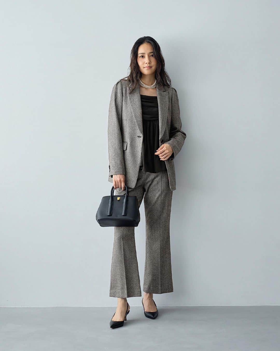 ロペのインスタグラム：「【AUTUMN LOOK Vol.2】 ⁡ Poetic Elegance- 映画の物語はポエティックなシーンへ。 ⁡ エレガントな装いをクラスアップするジャケットコレクション。 クラシカルなブレザーをはじめ、メンズライクなジャケットには女性らしいディテールをプラス。 ポエティックな秋はエレガントなジャケットをプラスオンして。 ⁡ J'aDoRe JUN ONLINEでご購入いただけます。 ⁡ ⁡ ⁡ @rope_jp @jadorejunonline #look #ジャケット #紺ブレ #ツイード #秋コーデ #秋カラー #ロペ #ROPÉ #ropejp」