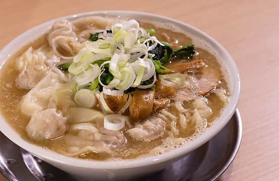 FRaUのインスタグラム：「「今、東京で一番話題のラーメン店！」と、年間600杯以上食べるラーメン通 #森本聡子 さんが太鼓判を押す『桜上水 船越』 。  2023年オープンの新店ながら、店主が名店『渡なべ』出身ということもあり、ラーメン好きの間で注目を集めています。  #ラーメン は醤油と塩があり、森本さんのおすすめは、“淡麗”全盛の今、あえて“濃醇”をいく、旨みしっかりコク深い #塩ラーメン 。  中でも「お腹に余裕のある方は」という前提で #ワンタンメン を推しています（粗挽きでふんわり作られた大きめワンタンが5個も！）クラシカルだけど味わい深い一杯、ぜひ味わってみてください。  📍東京都杉並区下高井戸1-21-10 1階  #船越 #桜上水 #渡なべ #麺 #麺スタグラム #ramen #frau」