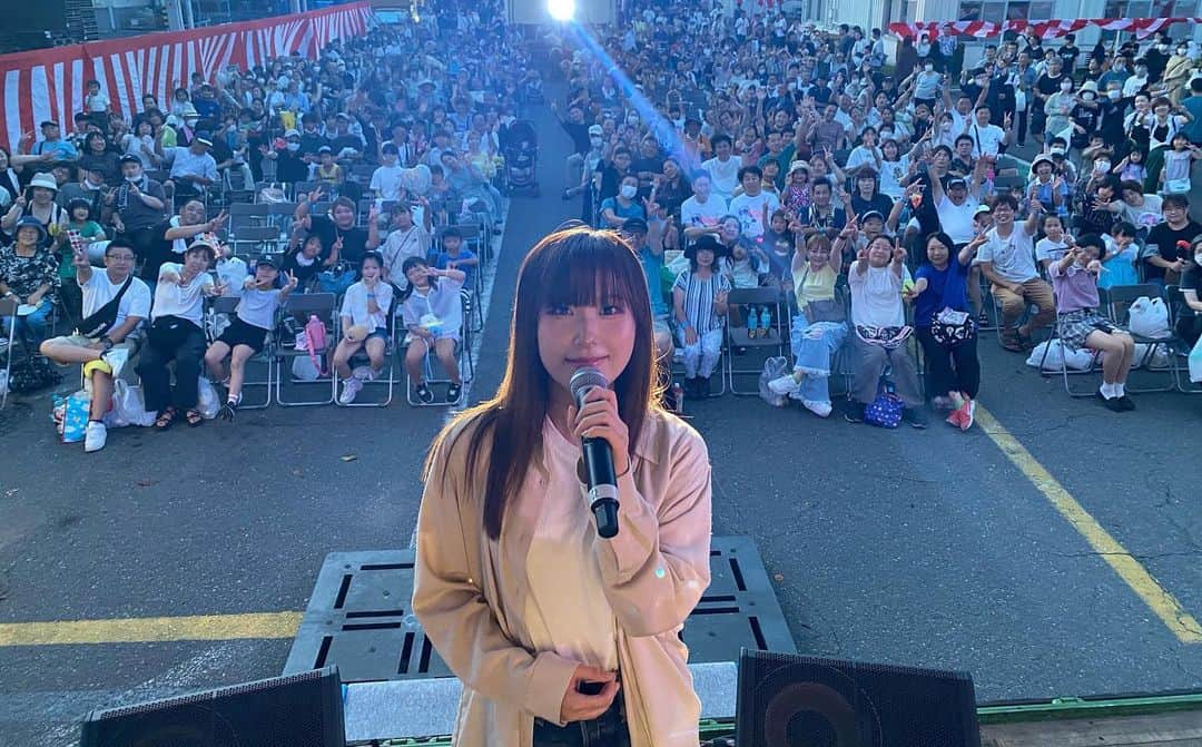 のインスタグラム：「スミハツサマーフェスティバルでした➿ 茨城でとても素敵な夏の思い出が作れました🌻  大盛況の中エンジョイして歌うことができて幸せです🎤  本日は誠にありがとうございました😊」