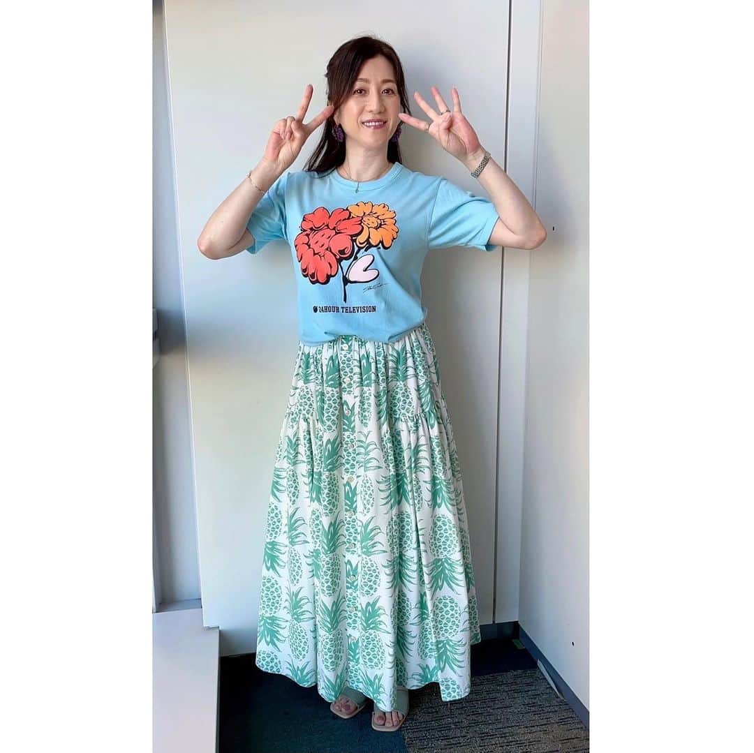 野々村友紀子のインスタグラム：「本日26日(土)深夜2:15頃〜日テレ【24時間テレビ46  上田と女が朝まで吠える夜】  今回はなんと総勢26名の女性が大集合！ 深夜も24時間テレビ見てくださいねー！  衣装は スカート @obli_official  ピアス @abiste_official  サンダル @kobe_lettuce」