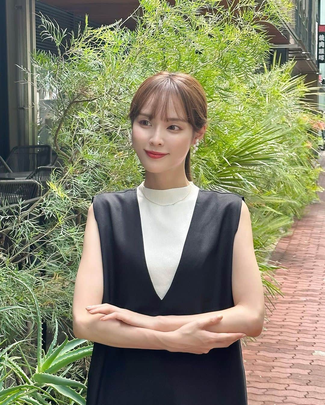 磯田 ひかる(Hikaru Isoda) のインスタグラム：「こんばんは💞 週末楽しんでますか〜？☺️ 8月も気づいたらもうすぐ終わりですね...！  この日はモノトーンコーデ❤︎ インナー変えれば秋まで着れるジャンスカが便利で登場頻度高くなります☺️  【着用アイテム】 DRESS @classicalelf_official  Vネックマキシ丈ジャンパースカート ブラック M ¥2,999税込  KNIT @grl_official  モックネックノースリーブ ニットトップス[rut429]  カラー : オフホワイト サイズ : S  価格 : ¥1,199(税込)  SHOES @dianashoespress   ------------------------------ picaru：162cm / 骨格ウェーブ 1st ブライトスプリング 2nd ブライトサマー  大人可愛いスタイルアップコーデ ヘアメイクを合わせた トータルスタイリングを提案🤍  不定期にストーリーで ファッションお悩み相談募集中🥰 ------------------------------  他の投稿を見る→【@picaruuu】」