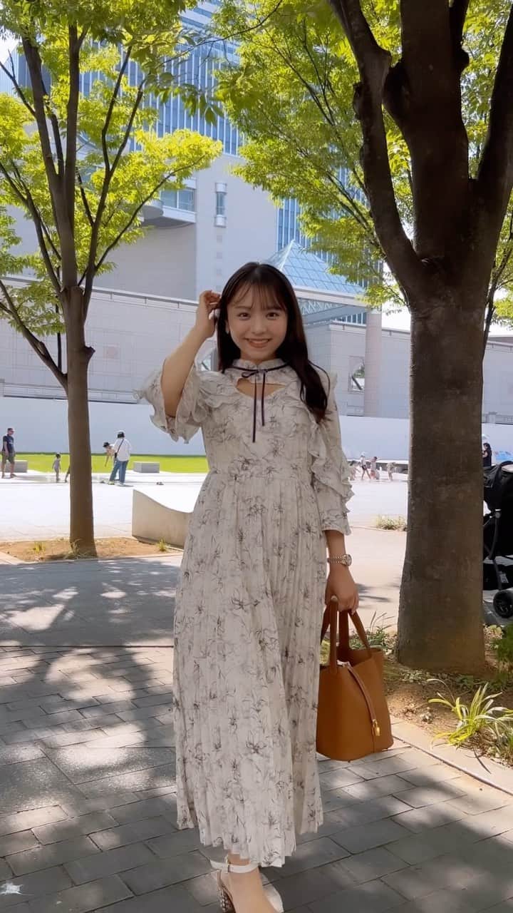のインスタグラム：「横浜🐕 暑いけど涼しそうな顔してるでしょ〜🫧  ワンピースは @leja__official 💐🤍 デコルテオープン、アイボリーの花柄にパープルのリボンがかわいい！！  #leja #ワンピース #ワンピースコーデ #コーデ #横浜 #お出かけ #ドライブ #ootd #japan #minatomirai #みなとみらい #ショッピング #休日 #ol #巻き髪 #かわいい #tflers #instadaily #instagood #summer #夏コーデ #夏」