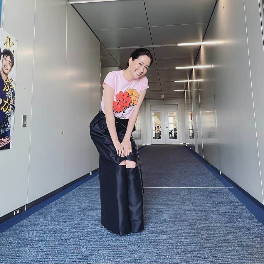 内田恭子のインスタグラム：「こんばんは。  24時間テレビのTシャツ…。 この後、上田と女が吠える夜に出演します。  なぜこのポーズがというと、パンツの膝部分がカットされていて、それが可愛くてどうにか見せたいと笑。  Pants: NICCOLO PASQUALETTI  #24時間テレビ  #ntv  #27時間テレビじゃないよ #上田と女が吠える夜  #niccolopasqualetti  #衣装  #内田恭子  #kyokouchida」