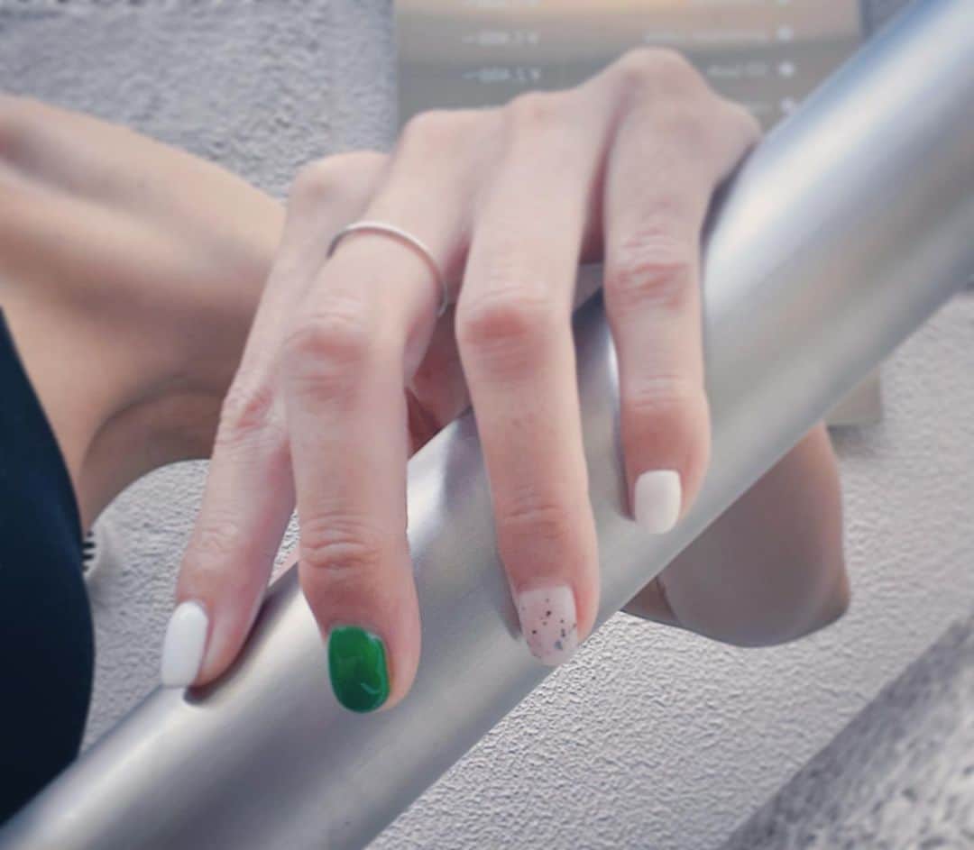 marikoさんのインスタグラム写真 - (marikoInstagram)「White × Green + Nuance  薬指のニュアンスワンポイント  ・ ・ ・ #ショートネイル#シンプルネイル  #カジュアルネイル#ネイルデザイン」8月26日 21時18分 - mariiko_re