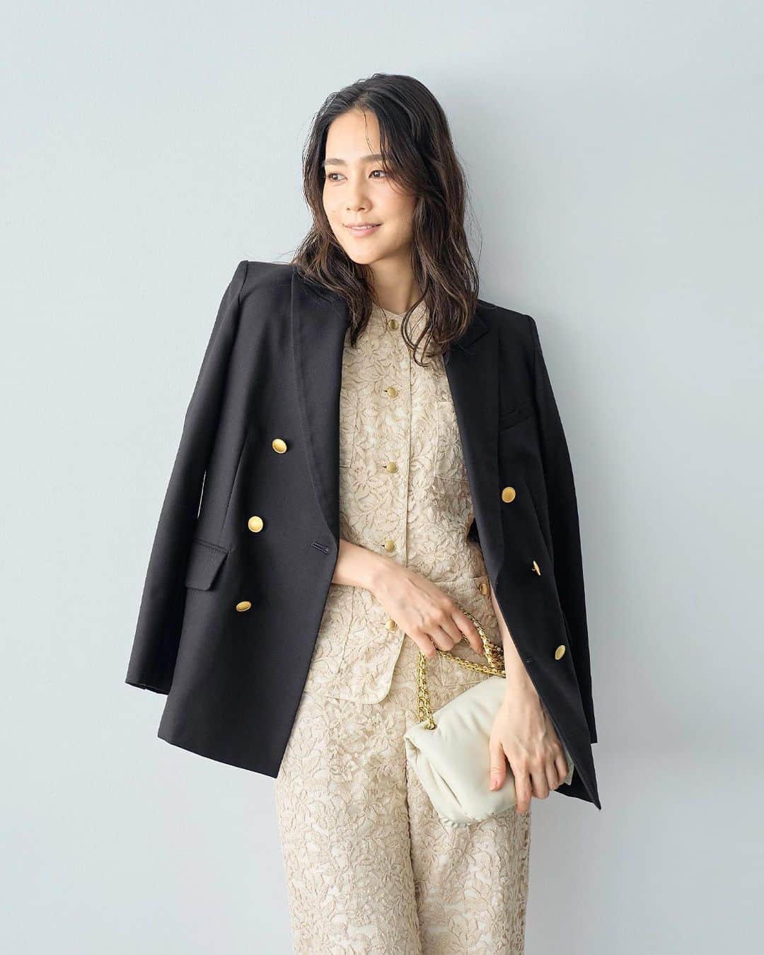ロペのインスタグラム：「【AUTUMN LOOK Vol.2】 ⁡ Poetic Elegance- 映画の物語はポエティックなシーンへ。 ⁡ エレガントな装いをクラスアップするジャケットコレクション。 クラシカルなブレザーをはじめ、メンズライクなジャケットには女性らしいディテールをプラス。 ポエティックな秋はエレガントなジャケットをプラスオンして。 ⁡ J'aDoRe JUN ONLINEでご購入いただけます。 ⁡ ⁡ ⁡ @rope_jp @jadorejunonline #look #ジャケット #紺ブレ #ツイード #秋コーデ #秋カラー #ロペ #ROPÉ #ropejp」