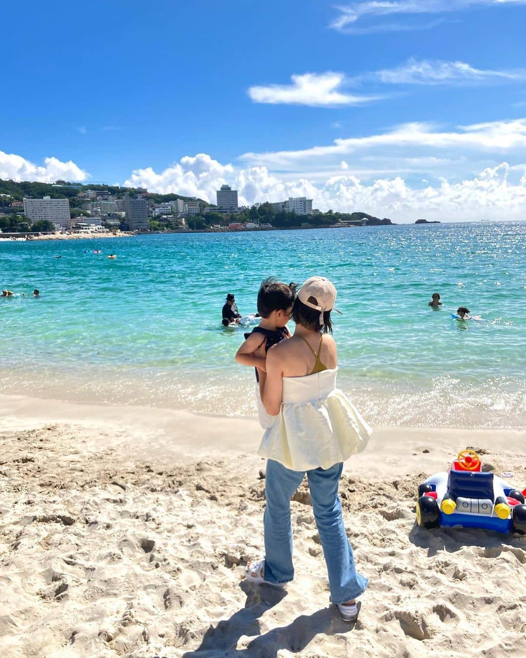 ハミ さんのインスタグラム写真 - (ハミ Instagram)「この綺麗な海は和歌山県の白良浜でした⛱  パパが行こうって言ってくれたんだけど、 暑いし入らないし砂浜歩くだけなら正直どっちでもいいな〜位のテンション感だった私 笑  行って想像以上の綺麗さに衝撃受けた🤩  長男も『うみー！すなー！』って嬉しそうにしてました😚❤️  入ろうとしないあたりが慎重派な長男らしかった😂  とっても素敵な場所でした🫶🏻  #白良浜#和歌山#家族旅行#海#砂浜#0歳#2歳#年子兄弟」8月26日 21時19分 - hami0519
