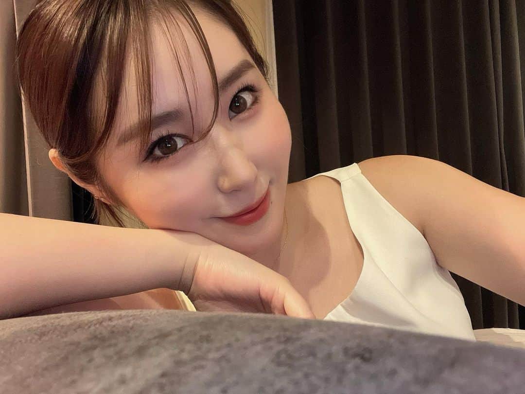 八尋莉那のインスタグラム：「久しぶりに髪型変えてみました✂︎ ちょこっとだけカットしてもらったのでいつもの前髪もできる2way仕様🥰 ・ #ヘアカット#前髪#バングカット#夏服#ヘアセット#美容院#ヘアサロン#お出かけ#KOL#Weibo#車#ワンホンメイク#ワンホン#網紅#2wayバング」