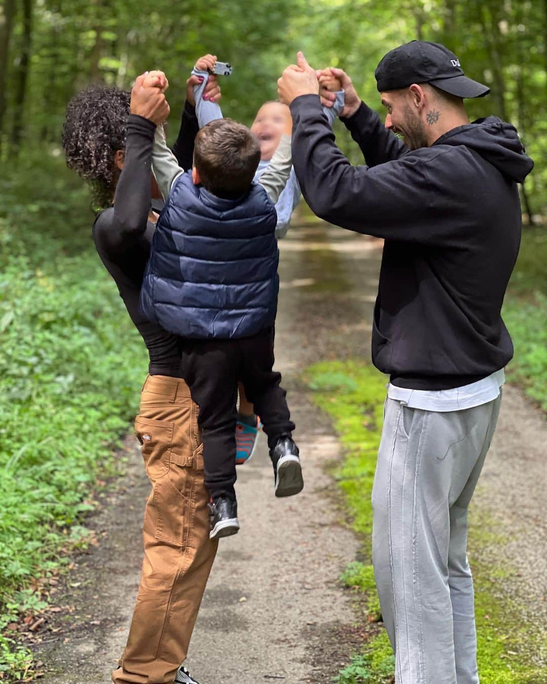 クリスティーナ・ミリアンさんのインスタグラム写真 - (クリスティーナ・ミリアンInstagram)「Nurturing our family roots in the tranquil landscape of Normandie 🌳✨ Couldn’t ask for a better start of the day.   #nature #nurture #familytime #normandie #loveliveshere #family #memoriesforlife #forestlovers」8月26日 21時20分 - christinamilian