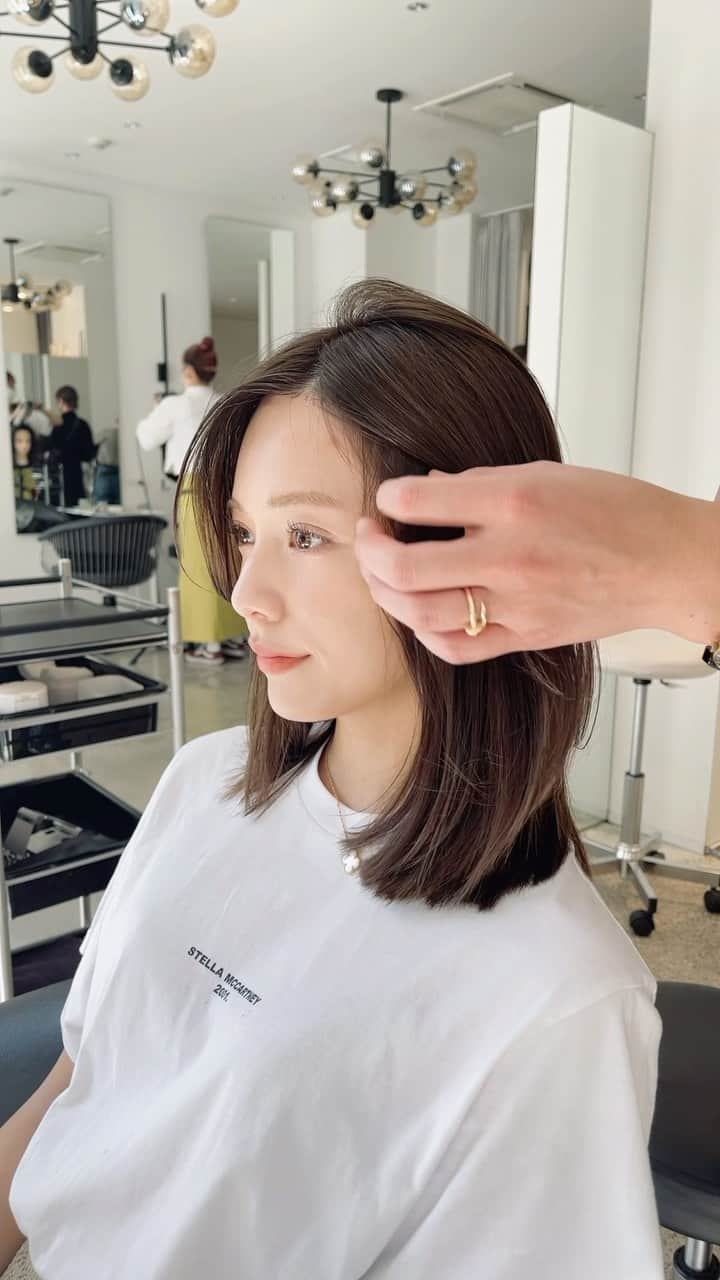 齋藤純也のインスタグラム：「ミディアムレイヤースタイル✂︎  束感と立体感のあるヘアスタイルがこだわりです 美しいバランスをカットで作ります💇‍♀️ 骨格と輪郭と髪質に合わせて誰よりも似合うデザインを♩  ✴︎PRICE✴︎ カット✂︎7700円 カラー✂︎7700円  カットなしの場合シャンプーブロー料金+2200円 カラーはトリートメントin処方で圧倒的な艶感と手触りをプラスします。 ブリーチor3Dハイライト施術はプラス7700円です。 パーマ✂︎7700円 トリートメント✂︎種類多数によりカウンセリングで決めさせていただきます。5500円〜11000円 縮毛矯正✂︎17600円、前髪のみは6600円 ・ ネット予約が×の所もお電話かDMで時間調整できますので気軽にご連絡ください！ kelly.表参道本店　A1出口より徒歩45秒 東京都渋谷区神宮前5-2-5 JY表参道ビル２Ｆ kelly. ・ ・ ✔️群馬県伊勢崎市で出勤するスケジュールは隔週水曜日です。 群馬店は料金が異なります、お問い合わせください 群馬のご予約はＤＭまたは ホットペッパービューティーで  kelly. by L.O.G 検索✂︎ 在籍日程が少なくて申し訳ありません。 薬剤は最新のものを揃えました 群馬県伊勢崎市宮前町146-1」