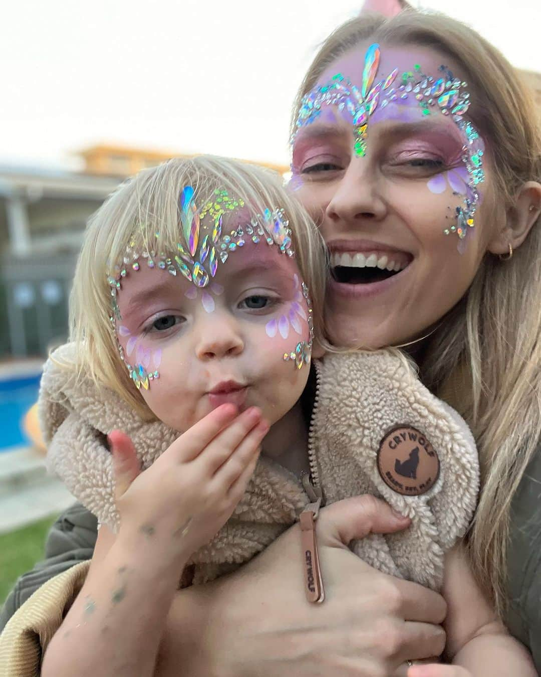 テリーサ・パーマーさんのインスタグラム写真 - (テリーサ・パーマーInstagram)「It’s Prairie party time!! 🌙🧚🏻 Happy 2nd birthday sweetheart. What a day 🤪🥰✨💤⁣ ⁣ The sun came out and shined it’s goodness down on us all! such awesome friends showed up to celebrate you today Miss Moon! nothing like the chaos of a birthday party with sugar junkie kids running wild makes me happier, Legit! ⁣ ⁣ We also had a bunch of legends upleveling the party today like Nat from @oldmacfarmssasouth who brought her sweet furry friends for cuddles, @vanessavoodoo rocking not only the coolest hair in town but also the maddest skill set decorating these little human faces. (She’s NEXT LEVSSS Adelaide!) And the beautiful Anita from @smalldelights showing up year after year, kid after kid and making the most beautiful and TASTY vegan birthday cakes in all the land. Also @oasisinadelaide, what a perfect sanctuary you’ve created here and we felt so excited to host the party in this beautiful space, loved seeing all these little people filling the home up with joy. Also mad props to my Dad KP and @kaarenpalmerchampagne for bringing the booze which the adults guzzled heartily and the freshly made bread with truffle oil #winning ⁣ ⁣ Can’t believe our baby of the family is 2! 🥹🥹⁣ ⁣ P.s Figured out my fav ditch-the-junkyass-party-bag hack; buy cheap white t-shirts in all different sizes plus fabric paints, glitter & markers and let the kids run amok weeeee k ✌🏼」8月26日 21時21分 - teresapalmer