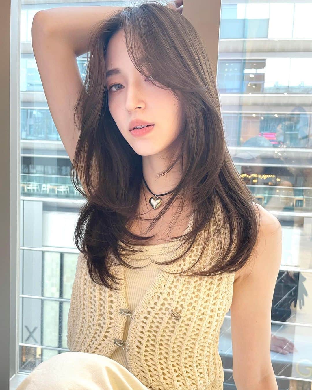 原涼香のインスタグラム：「🆕なトレンドヘア🖤🩶🤍🩶 シャギーカット × グレージュ⊹ ｡ ﾟ⁖✦ ˖ ⊹ ｡ ﾟ˖ ✧  韓国の子みたいな #샤기컷 と透明感抜群カラーが いまとってもイケてます🫶🏻 ㅤㅤㅤㅤㅤㅤㅤㅤㅤㅤㅤㅤㅤ ㅤㅤㅤㅤㅤㅤㅤㅤㅤㅤㅤㅤㅤ 🎀韓国HAIR STYLE menu... ㅤㅤㅤㅤㅤㅤㅤㅤㅤㅤㅤㅤㅤ ☑︎カット わがままを叶える2WAYバングに 巻いても巻かなくてもかわいいシャギーカット🩷  ☑︎プレミアムケアカラー(or Wケアカラー) 透明感バツグンのグレージュカラー🩶 ㅤㅤㅤㅤㅤㅤㅤㅤㅤㅤㅤㅤㅤ ☑︎HITAトリートメント 韓国人みたいなツヤ髪はHITAトリートメントで叶います🩷  ㅤㅤㅤㅤㅤㅤㅤㅤㅤㅤㅤㅤㅤ ご予約はリンクから🫶🏻🔗  #SHIMA#韓国ヘア#韓国スタイル#レイヤーカット#ワンホンヘア#ワンホン#ダークトーン#網紅#初カラー#暗髪#ベージュカラー#ラベンダーカラー#グレージュ#オリーブカラー#透明感カラー#銀座美容院#銀座美容室#美容師#시스루뱅#레이어드컷#koreanhair」