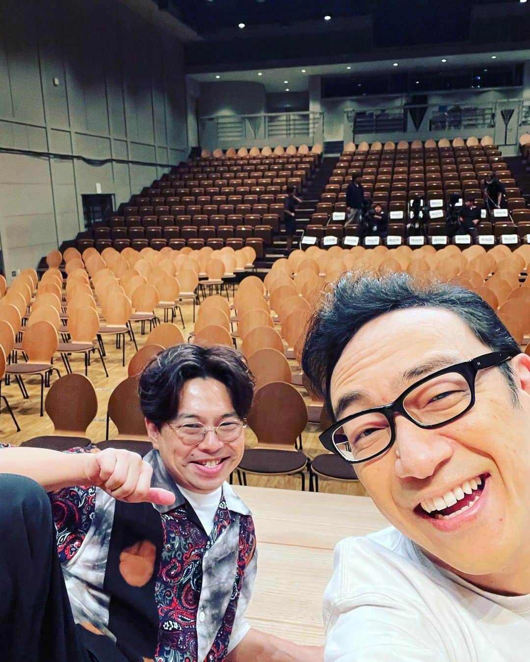 角田晃広さんのインスタグラム写真 - (角田晃広Instagram)「第25回東京03単独公演 『寄り添って割食って』 東京追加公演3日目終了！！ 配信で見てくれた方もありがとうございました。 いやー楽しかったー！  本編終了後の催し物ゲストのハマケンと！  アーカイブ配信期間は、 9月24日（日）23:59までとなります。 まだの方は是非！！  いよいよ明日は大千秋楽だー。  そして今夜11時からは 『ノッキンオン・ロックドドア』第5話。よろしくお願いします！  #東京03 #寄り添って割食って #浜野謙太 #ハマケン #ノキドア」8月26日 21時22分 - akihiro_kakuta