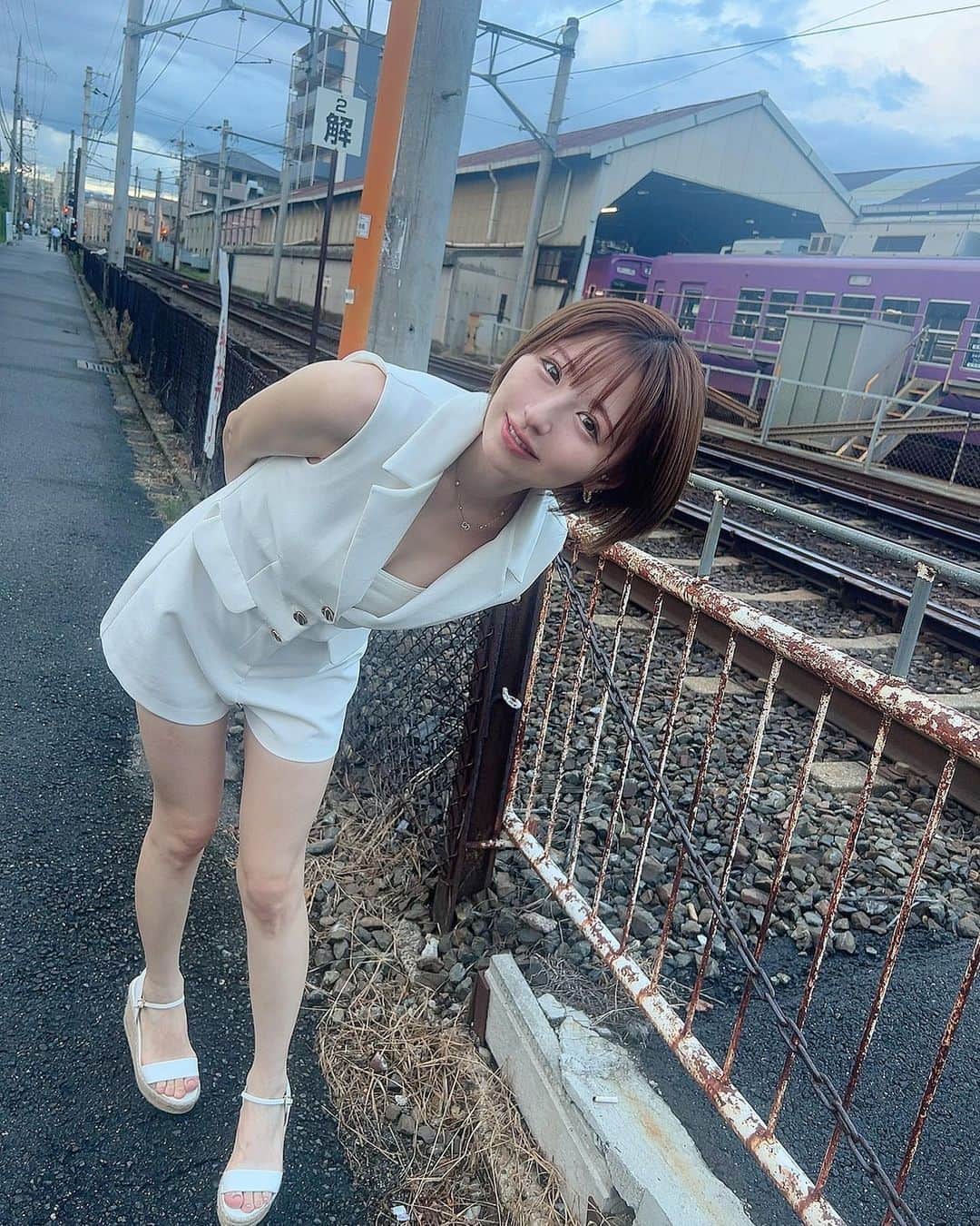 駒井まちのインスタグラム：「この夏に閉じ込められたい気持ちとそろそろ秋服が欲しいなーという矛盾の感情の夏の終わりです、夜が涼しくてちょっと淋しくなる」