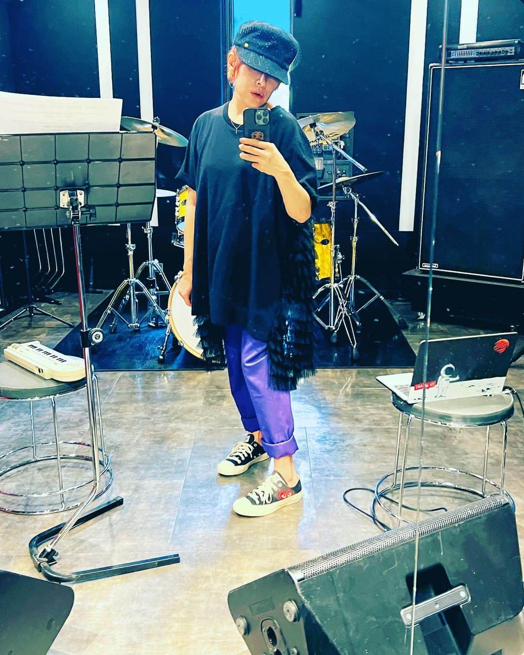 YU-KIのインスタグラム：「ある曲をあたりにスタジオへ。 夕方から入るのは確かにダルい 気はするけど 制作出来ること自体が幸せな ことなので頑張れるというより 自分の貴重な時間を使えてる！ という満足感へと変化する🥰  MacBookのカバーが最高に可愛いのだ🙆‍♀️  #TRF30thanniversary  #studiomusic  #TRFYU-KI」