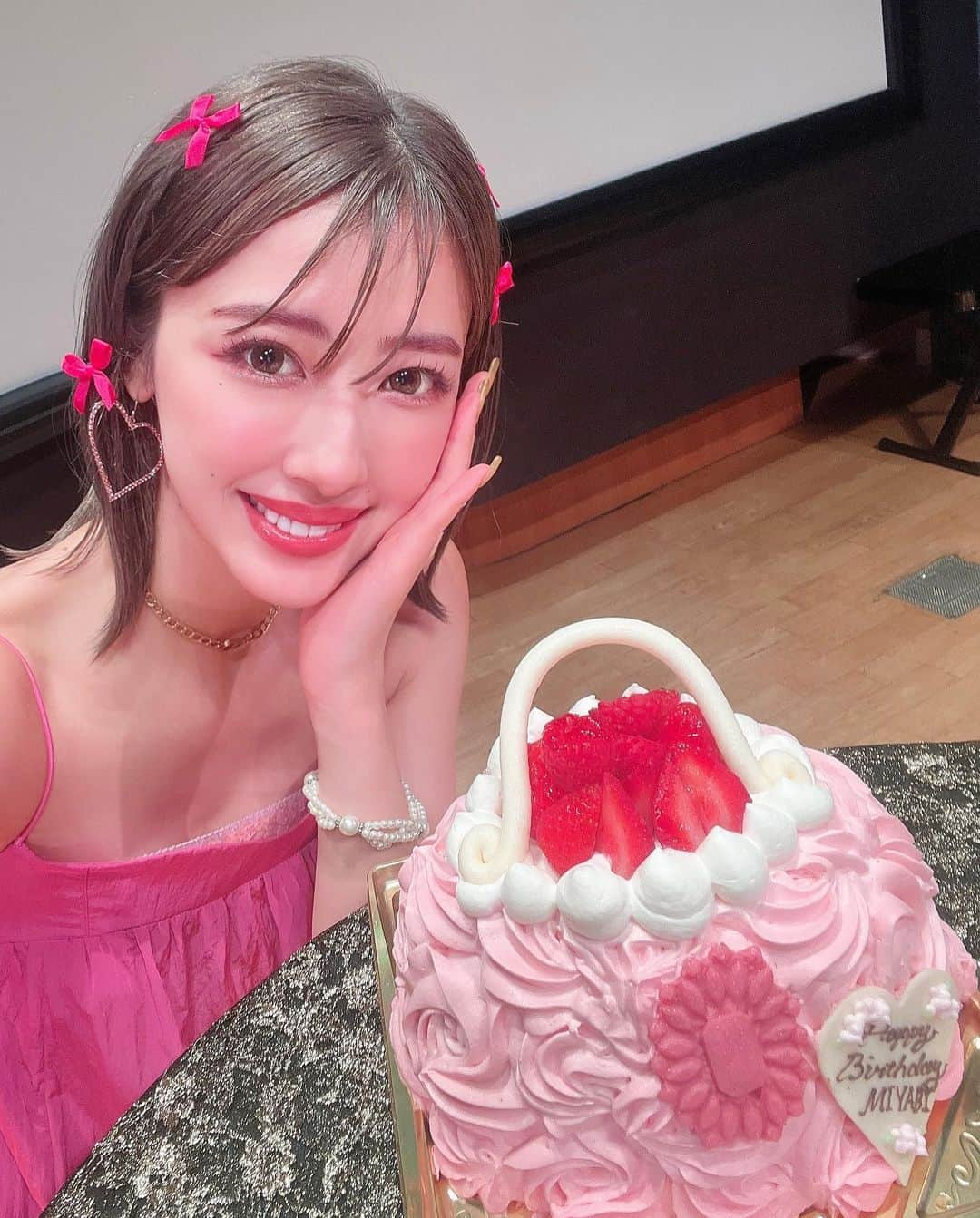 夏焼雅さんのインスタグラム写真 - (夏焼雅Instagram)「💖🎀💓💝💗🎀💞 𝐵𝐼𝑅𝑇𝐻𝐷𝐴𝑌 𝑃𝐴𝑅𝑇𝑌 🥂✨  皆さんからのお祝いメッセージ とても嬉しかったです💞 ありがとうございます🫶🏻  今日はバースデーイベントでした💖 お祝いに来てくれたみなさん ありがとうございました🎀🎉💕  今年のバースデーも たくさんの方にお祝いしてもらえて とっても幸せだったなぁ〜🥂✨ 3公演どの会もめちゃくちゃおもろくて お腹痛くなるくらい笑った♡🤭 楽しい時間をありがと〜💞💝  これからもあたたかい応援 よろしくお願いします🐥🎀  スタッフのみなさんから 頂いたケーキ🎂みてぇぇ〜!! かわいすぎるぅぅ〜🥹💓💓💓」8月26日 21時27分 - miyaaa0825