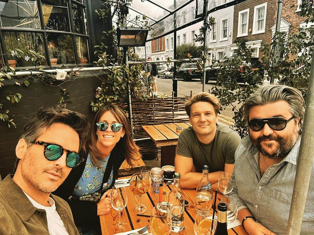 オリバー・キエラン・ジョーンズさんのインスタグラム写真 - (オリバー・キエラン・ジョーンズInstagram)「🇬🇧 🍻 ☁️ 🎉 🎈 🎊 #friends」8月26日 21時27分 - olliekjones