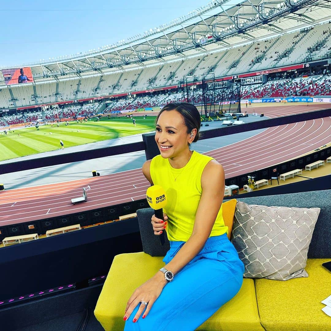 ジェシカ・エニス＝ヒルのインスタグラム：「💛 final morning session of the Athletics done. But two great evenings of action to come @bbcsport   Styled by @tesswrightstylist  Hair & make up @melissabourne」