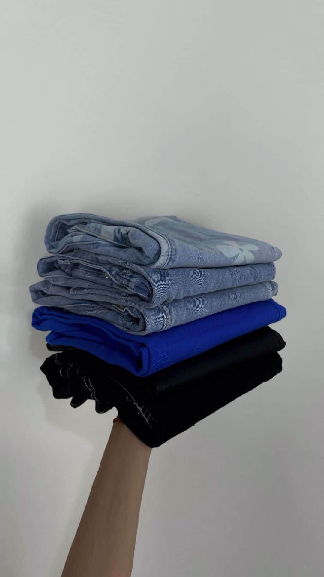 SHEINのインスタグラム：「What's better than denim on the double? How about denim on the quintuple?? 👖 Yes, that means 5x, and yes, we had to look that up 😏 @lari.soarees_  🔎 3226784 3488604 11084220 2521419 2466545 3381851  #SHEIN #SHEINforAll #SHEINstyle #fashion #chic」