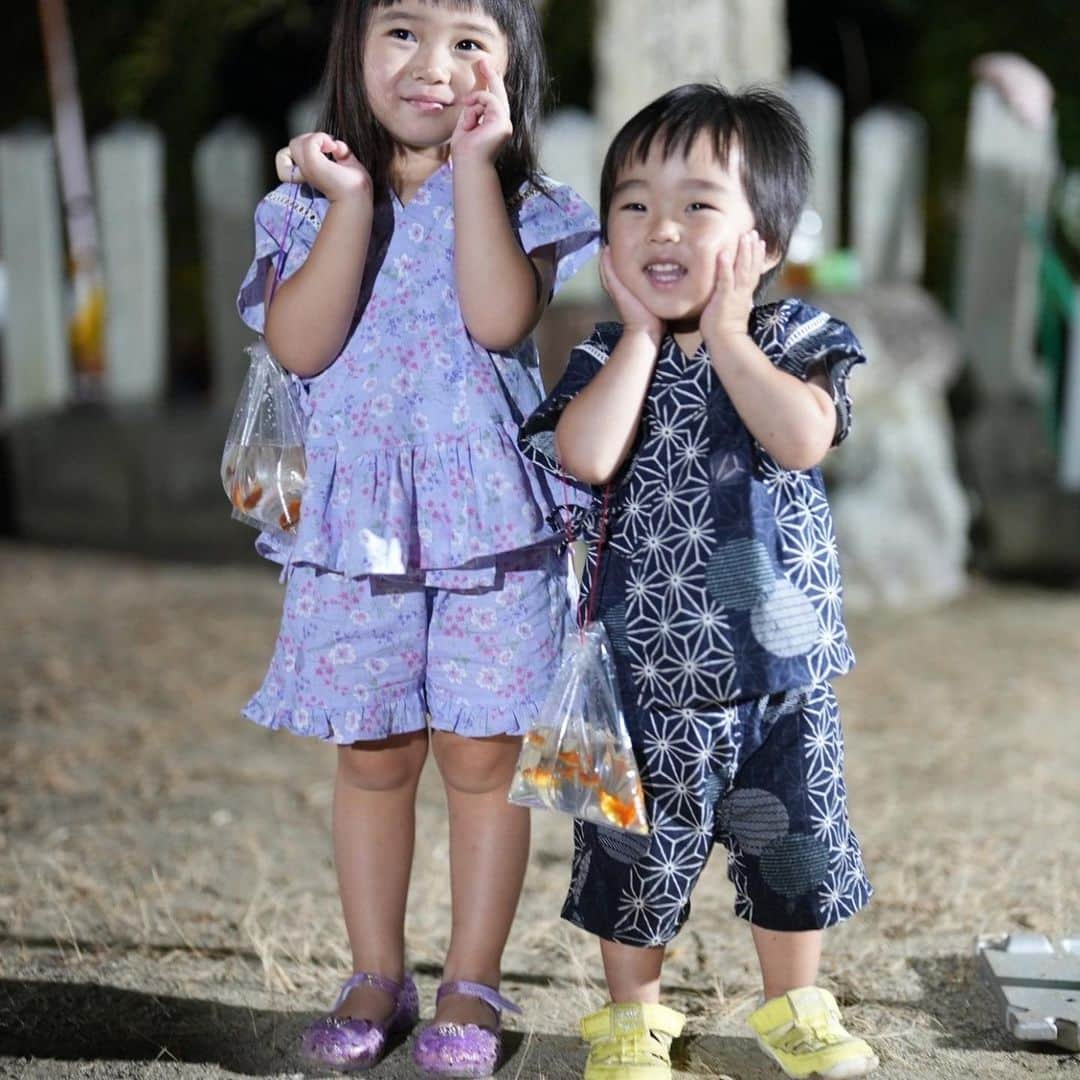 きりのさんのインスタグラム写真 - (きりのInstagram)「夏祭り行ってきました🎆  金魚すくいなんて懐かしい〜🥹✨ 家に持って帰ってすぐ水槽に入れたけどもう残り1匹になってしまった🥲金魚すくいの金魚ってちょっと儚いのね長生きしてくれるものだと思ってました🥲  かき氷を食べながら花火を見て、いい夏の思い出ができたね🍧  #夏祭りコーデ #花火大会」8月26日 21時42分 - kirino0808