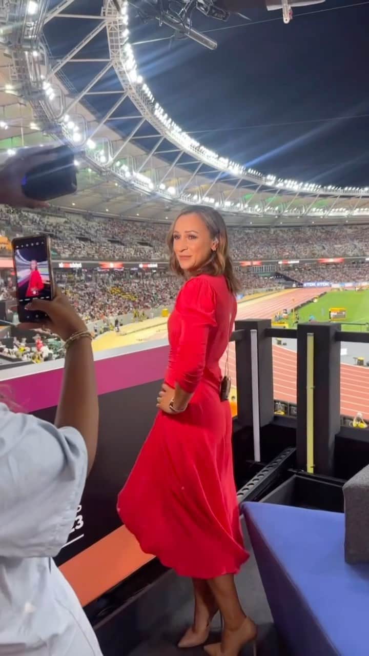 ジェシカ・エニス＝ヒルのインスタグラム：「Such fun on and off the screen at the World Athletics Championships in Budapest 💫  @melissabourne  @tesswrightstylist  @realdeniselewis  @jeanettekwakye  @thembithems  Youhuu (Mascot)」