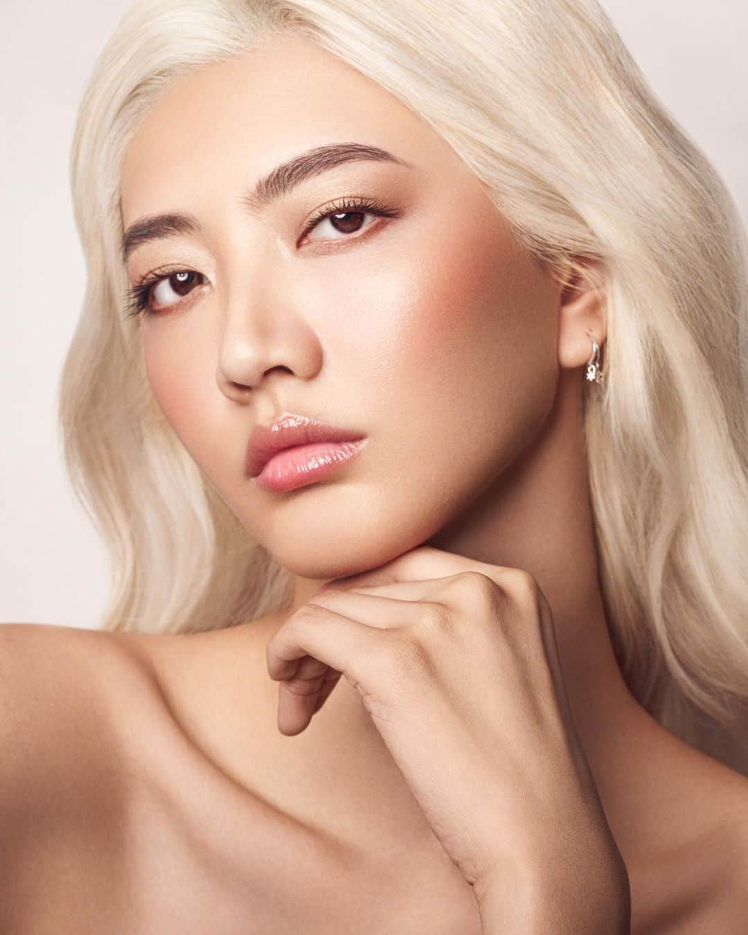イーホア・ウーのインスタグラム：「水嗎？  📸️ @apekshagarwal 💄 @cheenabobeena 💇🏼‍♀️ @avamihaljevich 🎨 @sfumato.retouch  #伍壹工作室 #wilhelminamodels #nomadmanagement」