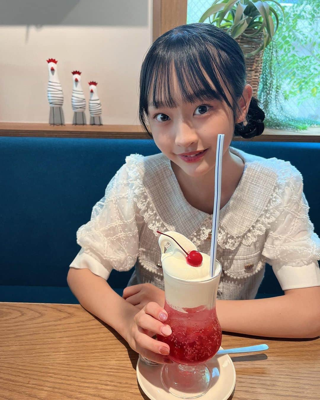 西野心桜のインスタグラム：「いちごクリームソーダ🍓   #カフェ  #カフェ巡り  #いちごクリームソーダ  #いちご  #女子中学生  #jc  #jc2  #09」