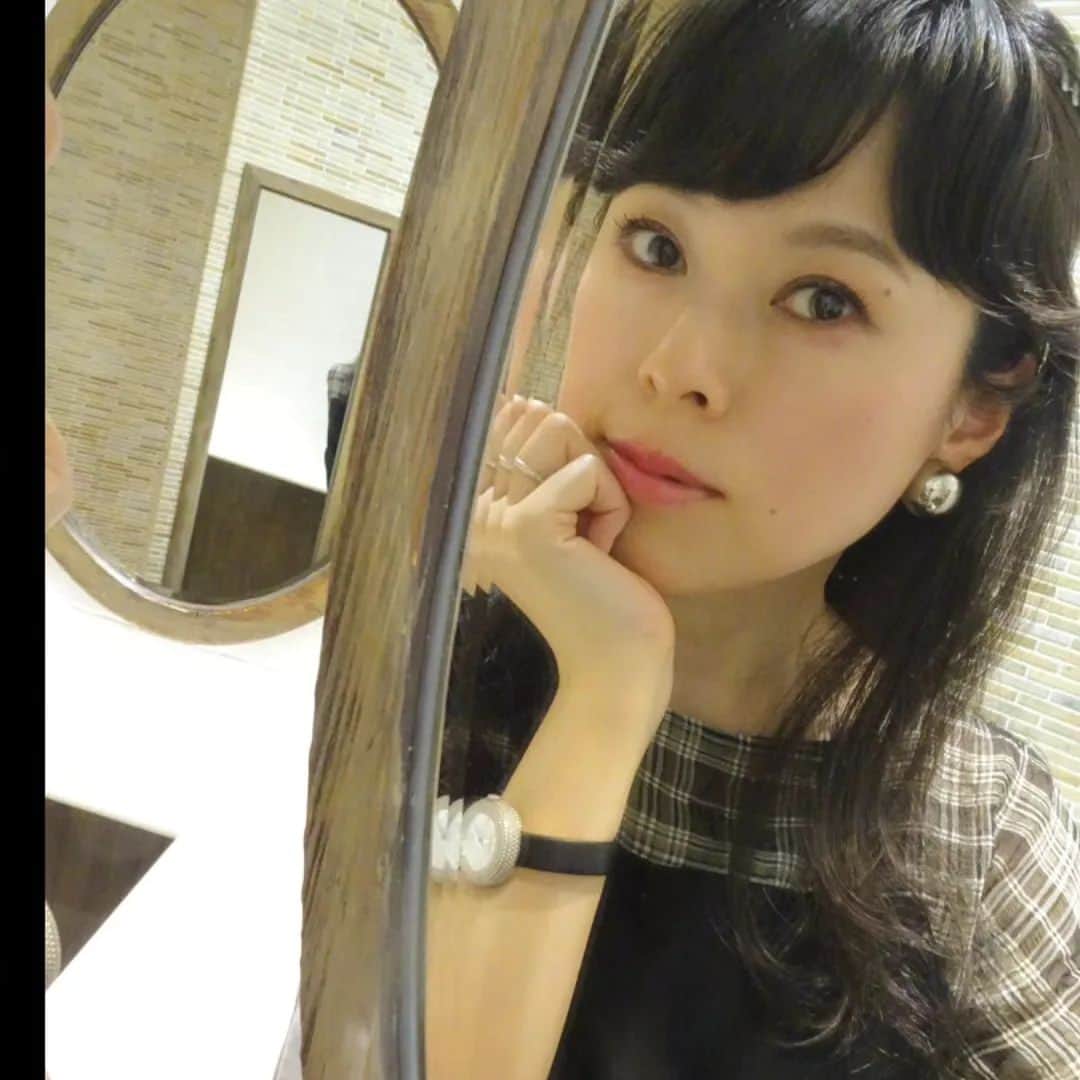 アースモデルスのインスタグラム：「#峰村優美   【心頭滅却すれば火もまた涼し】  　本日の気温は31℃と聞いたので、久しぶりに半袖を着ました。 　天気予報を見ながら今日は涼しいんだねと息子と話していて、私たちの感覚はすっかり変わってしまったことに気付かされました。  　昨今の世の中では、環境問題、とりわけ地球の温暖化が深刻視されていますが、食い止められるのならもちろん必要なことですが、祖先を見習って我々人間の方も環境に合わせて進化する必要もあるのではないかと我が家では話しています。  　話は変わりますが、お気に入りの銀丸イヤリングは、母が20代の頃に使っていたもののお下がりです。 　物持ちがすごく良いのは、母譲りなのかもしれません。 　これもエコかな？☺️  #セルフポートレイト #セルフポートレート #イヤリング #チェック #チェックシャツ #mauboussin #malla Reposted from @yumimion.soregashi  #モデル #イアラ #イアラモデルエージェンシー #イアラモデルス #イアラグレース #アースモデルス #アネラ #モデルエージェンシー #モデル事務所 #モデル募集 #ファッション #ファッションモデル #model #iaramodelagency #earthmodels #青山 #表参道 #外苑前」