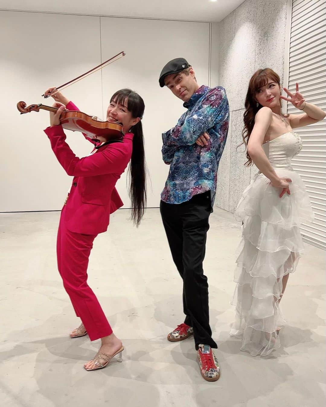高木里代子さんのインスタグラム写真 - (高木里代子Instagram)「今日は富山県オーバードホールにて コンサート＆コラボライブ！！ ピアニストJacob Kollerさん バイオリンSayakaさんとも初共演で ジャズからポップスまで❣️ SPAINにリベルタンゴに紅蓮華に ジャズスタンダードからオリジナルまで…！！ 手に汗握るガチバトルな瞬間もあるかと思えば、 寄り添って奏でるハーモニーもあり。。！ ピアノ2台とバイオリンって こんなにも世界が広がるんだなと…✨楽しかった！！ お客様にも盛り上がって頂けて良かった😆  ご来場の皆さま、そしてお世話になった ケーブルテレビさんや現地スタッフさま、 エイベックススタッフの皆さま、 ありがとうございました！！✨ また富山にライブしに行きたいなぁ🥹💕  #高木里代子 #riyokotakagi  #ピアノ #ピアニスト  #ジャズ #ジャズピアノ #ジャズピアニスト #piano #pianist #jazz #jazzpiano #jazzpianist #youtuber #jacobkoller #バイオリン #富山オーバードホール #ストリートピアノ #angelr #dressup」8月26日 21時39分 - riyokotakagi
