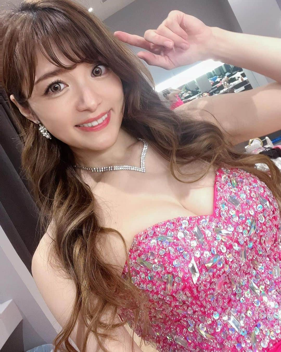 高木里代子さんのインスタグラム写真 - (高木里代子Instagram)「今日は富山県オーバードホールにて コンサート＆コラボライブ！！ ピアニストJacob Kollerさん バイオリンSayakaさんとも初共演で ジャズからポップスまで❣️ SPAINにリベルタンゴに紅蓮華に ジャズスタンダードからオリジナルまで…！！ 手に汗握るガチバトルな瞬間もあるかと思えば、 寄り添って奏でるハーモニーもあり。。！ ピアノ2台とバイオリンって こんなにも世界が広がるんだなと…✨楽しかった！！ お客様にも盛り上がって頂けて良かった😆  ご来場の皆さま、そしてお世話になった ケーブルテレビさんや現地スタッフさま、 エイベックススタッフの皆さま、 ありがとうございました！！✨ また富山にライブしに行きたいなぁ🥹💕  #高木里代子 #riyokotakagi  #ピアノ #ピアニスト  #ジャズ #ジャズピアノ #ジャズピアニスト #piano #pianist #jazz #jazzpiano #jazzpianist #youtuber #jacobkoller #バイオリン #富山オーバードホール #ストリートピアノ #angelr #dressup」8月26日 21時39分 - riyokotakagi