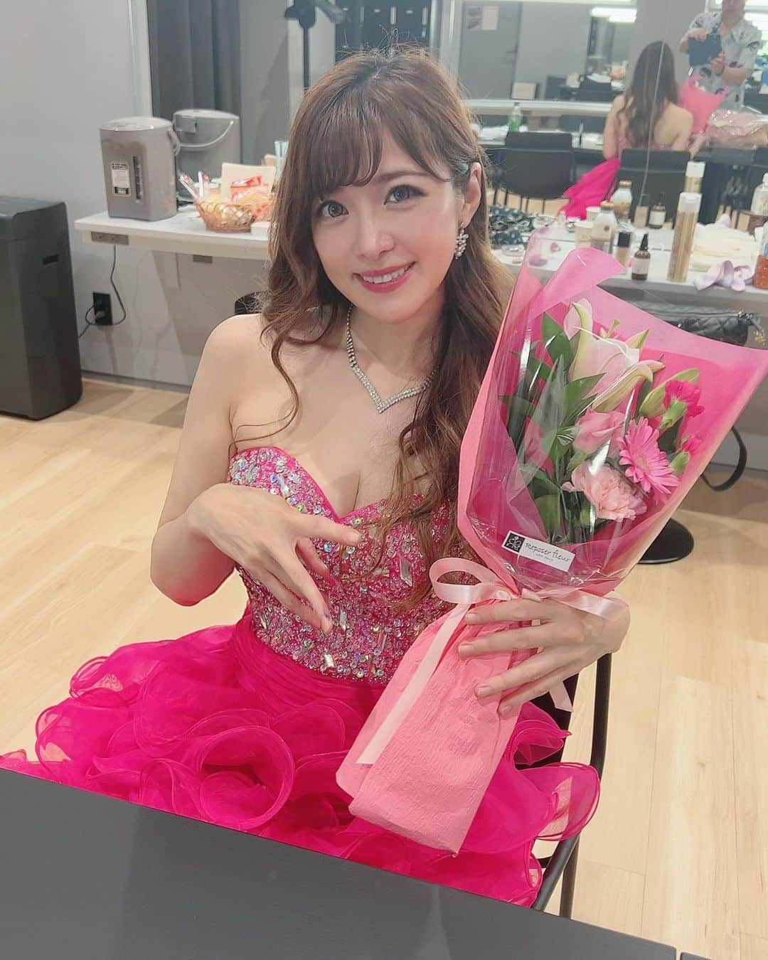 高木里代子さんのインスタグラム写真 - (高木里代子Instagram)「今日は富山県オーバードホールにて コンサート＆コラボライブ！！ ピアニストJacob Kollerさん バイオリンSayakaさんとも初共演で ジャズからポップスまで❣️ SPAINにリベルタンゴに紅蓮華に ジャズスタンダードからオリジナルまで…！！ 手に汗握るガチバトルな瞬間もあるかと思えば、 寄り添って奏でるハーモニーもあり。。！ ピアノ2台とバイオリンって こんなにも世界が広がるんだなと…✨楽しかった！！ お客様にも盛り上がって頂けて良かった😆  ご来場の皆さま、そしてお世話になった ケーブルテレビさんや現地スタッフさま、 エイベックススタッフの皆さま、 ありがとうございました！！✨ また富山にライブしに行きたいなぁ🥹💕  #高木里代子 #riyokotakagi  #ピアノ #ピアニスト  #ジャズ #ジャズピアノ #ジャズピアニスト #piano #pianist #jazz #jazzpiano #jazzpianist #youtuber #jacobkoller #バイオリン #富山オーバードホール #ストリートピアノ #angelr #dressup」8月26日 21時39分 - riyokotakagi