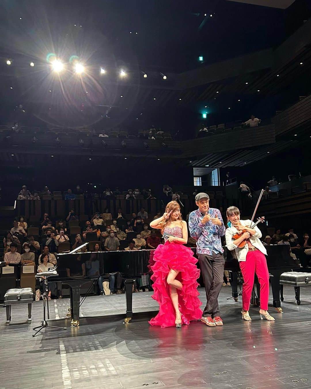 高木里代子さんのインスタグラム写真 - (高木里代子Instagram)「今日は富山県オーバードホールにて コンサート＆コラボライブ！！ ピアニストJacob Kollerさん バイオリンSayakaさんとも初共演で ジャズからポップスまで❣️ SPAINにリベルタンゴに紅蓮華に ジャズスタンダードからオリジナルまで…！！ 手に汗握るガチバトルな瞬間もあるかと思えば、 寄り添って奏でるハーモニーもあり。。！ ピアノ2台とバイオリンって こんなにも世界が広がるんだなと…✨楽しかった！！ お客様にも盛り上がって頂けて良かった😆  ご来場の皆さま、そしてお世話になった ケーブルテレビさんや現地スタッフさま、 エイベックススタッフの皆さま、 ありがとうございました！！✨ また富山にライブしに行きたいなぁ🥹💕  #高木里代子 #riyokotakagi  #ピアノ #ピアニスト  #ジャズ #ジャズピアノ #ジャズピアニスト #piano #pianist #jazz #jazzpiano #jazzpianist #youtuber #jacobkoller #バイオリン #富山オーバードホール #ストリートピアノ #angelr #dressup」8月26日 21時39分 - riyokotakagi