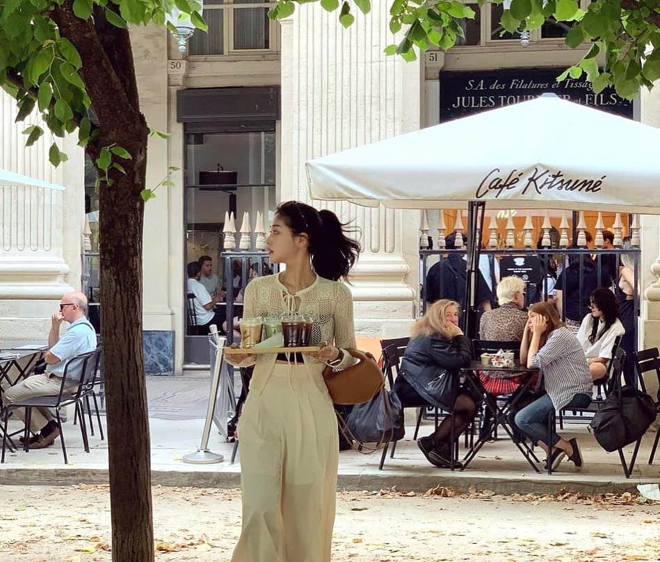 Café Kitsuné Parisのインスタグラム：「Refreshing Moments at #CafeKitsunePalaisRoyal 🌸  - 👉 Café Kitsuné Palais Royal⁠⁠⁠ 51 Galerie Montpensier, 75001 Paris⁠⁠⁠ Monday-Sunday: 9:30am-7pm⁠⁠⁠」
