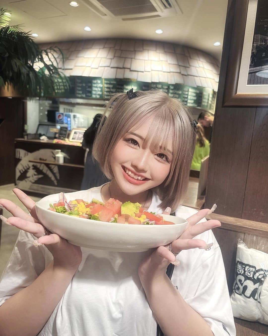 のインスタグラム：「今日好き江ノ島編ありがとうございました!! 沢山の方が来てくださってめっちゃ嬉しかったです😭 みんなだいすきー！！  ちなみにこの写真は江ノ島の後に食べたサラダ🩷  スタッフさんも、暑い中本当にありがとうございました！お疲れ様でした！めっちゃ楽しかったです😭 またよろしくお願い致します！  #今日好き  #江ノ島編」